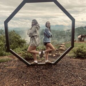 Meet your Posher, Belle